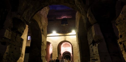 A Roma visite notturne al Colosseo illuminato (2)