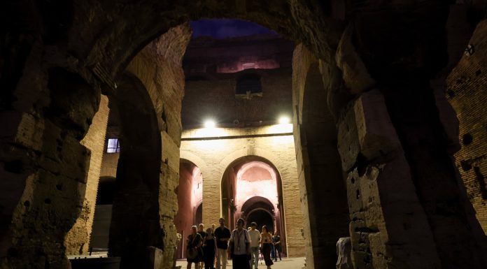 A Roma visite notturne al Colosseo illuminato (2)