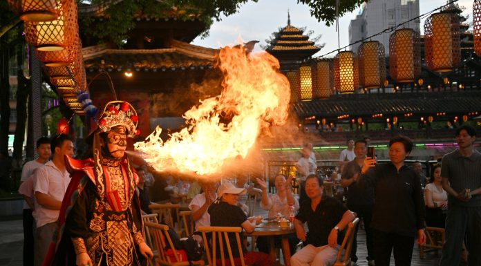 Cina: tour notturni animano la cittadina montana di Xuan’en (2)