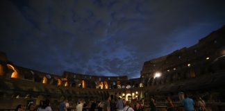 A Roma visite notturne al Colosseo illuminato (3)