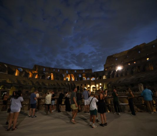 A Roma visite notturne al Colosseo illuminato (3)