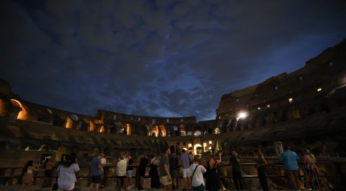 A Roma visite notturne al Colosseo illuminato (3)