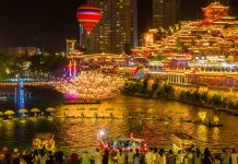 Cina: tour notturni animano la cittadina montana di Xuan’en (3)