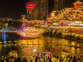 Cina: tour notturni animano la cittadina montana di Xuan’en (3)
