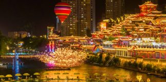 Cina: tour notturni animano la cittadina montana di Xuan’en (3)