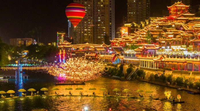 Cina: tour notturni animano la cittadina montana di Xuan’en (3)