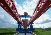 Cina: completata la posa delle travi del ponte ferroviario di Tongjiang (1)