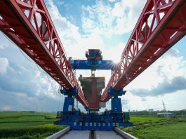 Cina: completata la posa delle travi del ponte ferroviario di Tongjiang (1)
