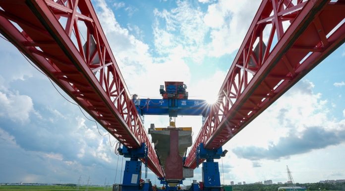 Cina: completata la posa delle travi del ponte ferroviario di Tongjiang (1)