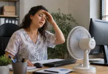 Strategie anticaldo: cosa dice la scienza donna accaldata ventilatore