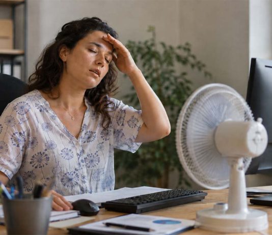 Strategie anticaldo: cosa dice la scienza donna accaldata ventilatore