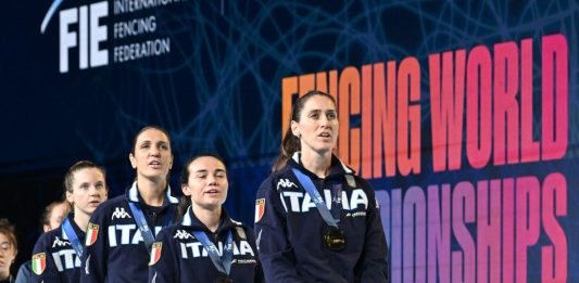 Mondiali di Hong Kong 2026, l’Italia chiude in trionfo: il Dream Team delle fiorettiste è ancora d’oro! Sciabolatori all’8° posto