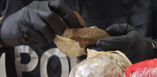 Roma, la Polizia blocca un carico di hashish: 2 arresti e 51kg di droga sequestrati