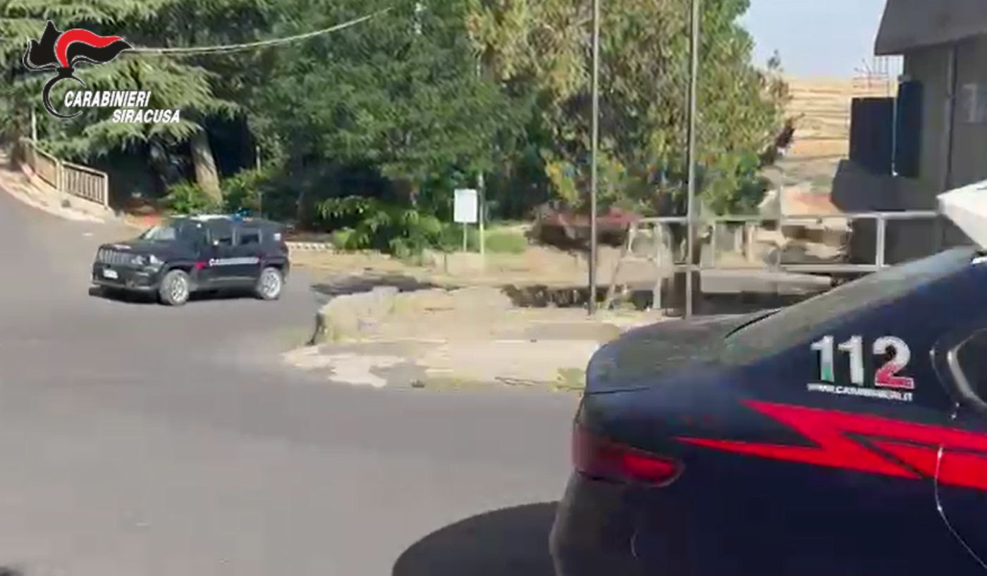 Smantellata dai Carabinieri di Noto una banda che rubava e “ripuliva” auto per poi rivenderle, 5 arresti Smantellata dai Carabinieri di Noto una banda che rubava e “ripuliva” auto per poi rivenderle, 5 arresti