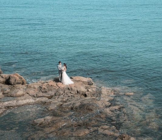 SIAE matrimonio: come richiedere la licenza passo dopo passo e senza errori foto matrimonio mare scogli