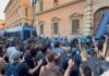 Bologna in piazza per la morte di Fakir Abderrahim, tensione tra manifestanti e polizia