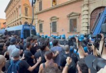 Bologna in piazza per la morte di Fakir Abderrahim, tensione tra manifestanti e polizia