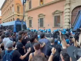 Bologna in piazza per la morte di Fakir Abderrahim, tensione tra manifestanti e polizia