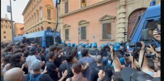 Bologna in piazza per la morte di Fakir Abderrahim, tensione tra manifestanti e polizia