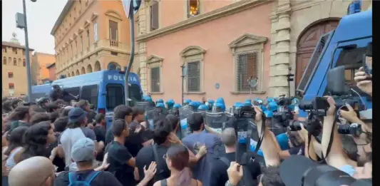 Bologna in piazza per la morte di Fakir Abderrahim, tensione tra manifestanti e polizia