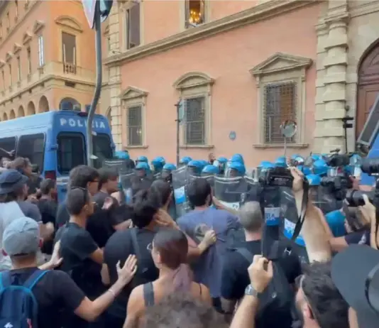 Bologna in piazza per la morte di Fakir Abderrahim, tensione tra manifestanti e Polizia
