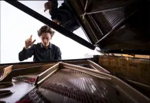 Il virtuosismo pianistico di Alessandro Taverna in concerto al Teatro Massimo