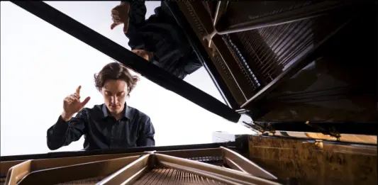 Il virtuosismo pianistico di Alessandro Taverna in concerto al Teatro Massimo