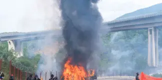 No Tav, assalto a cantiere nel Torinese. Coisp “60 i feriti”. Meloni “La violenza non ci piegherà”. Mattarella “Vicino agli agenti”