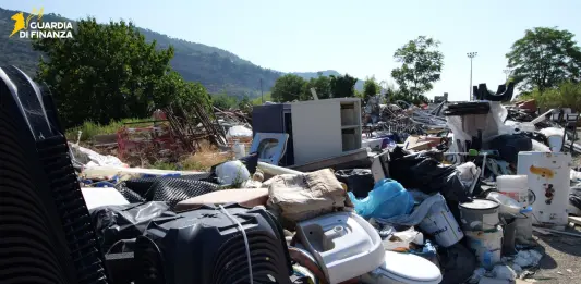 Scoperta una discarica abusiva a Ventimiglia, sette persone denunciate / Video