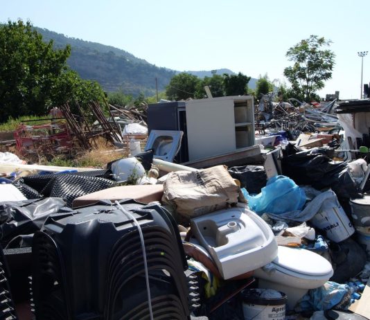 Scoperta una discarica abusiva a Ventimiglia, sette persone denunciate / Video