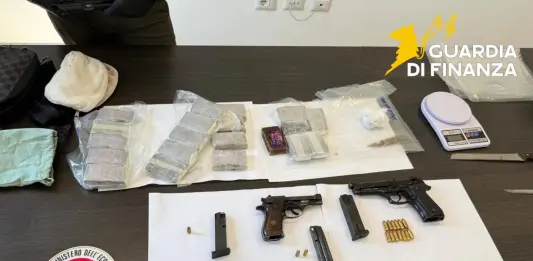 Sequestrati nel Napoletano 2 kg di hashish e tre pistole con la matricola abrasa, un arresto