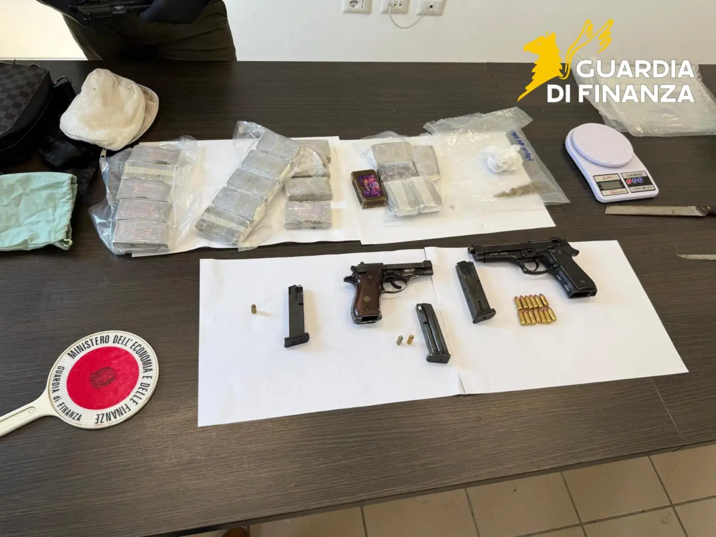 Sequestrati nel Napoletano 2 kg di hashish e tre pistole con la matricola abrasa, un arresto
