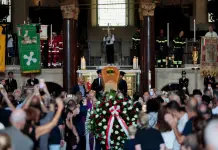 Don Mazzi, a Milano l’addio tra applausi e commozione