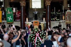 Don Mazzi, a Milano l’addio tra applausi e commozione