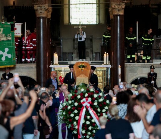 Don Mazzi, a Milano l’addio tra applausi e commozione