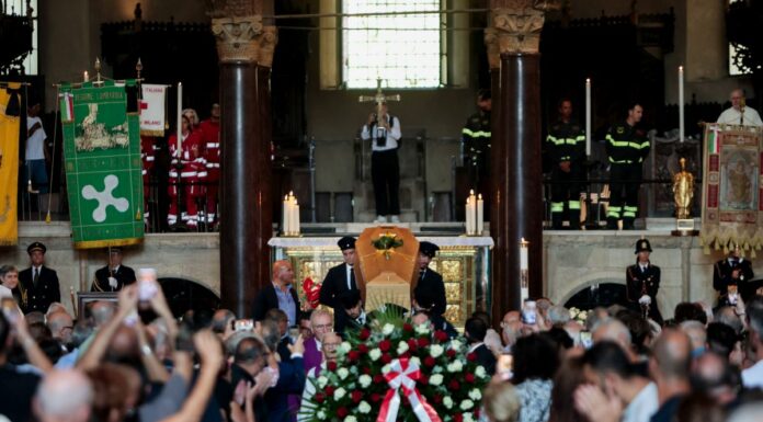 Don Mazzi, a Milano l’addio tra applausi e commozione