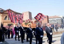 Una marea rossonera per Baresi, a Milano l’ultimo saluto al “Piscinin”