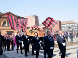 Una marea rossonera per Baresi, a Milano l’ultimo saluto al “Piscinin”