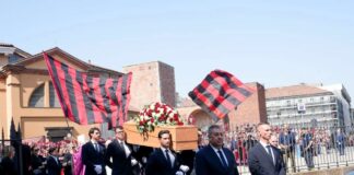 Una marea rossonera per Baresi, a Milano l’ultimo saluto al “Piscinin”