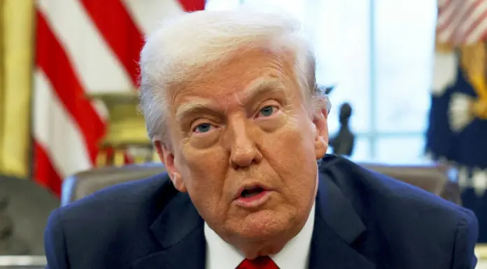 Trump “Lo stretto di Hormuz riaprirà molto presto, altrimenti colpi durissimi”