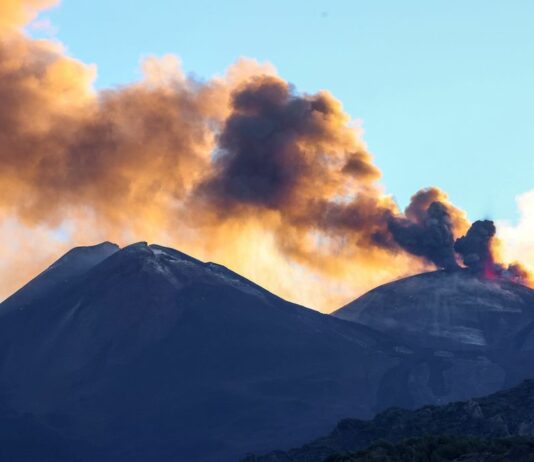 Etna, fontana di lava dal cratere voragine e voli dirottati