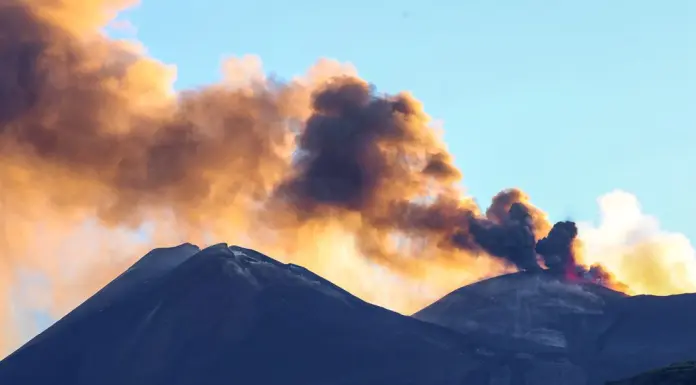 Etna, fontana di lava dal cratere voragine e voli dirottati