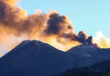 Etna, fontana di lava dal cratere voragine e voli dirottati