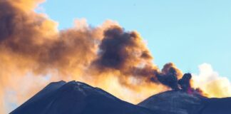 Etna, fontana di lava dal cratere voragine. Ripristinate attività di volo all’aeroporto di Catania