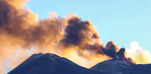 Etna, fontana di lava dal cratere voragine e voli in arrivo dirottati