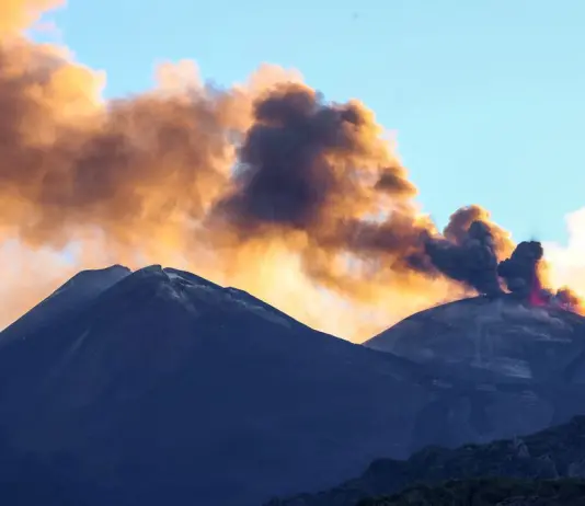 Etna, fontana di lava dal cratere voragine e voli dirottati