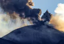 Prosegue eruzione Etna con cenere vulcanica, sospesi i voli in arrivo a Catania