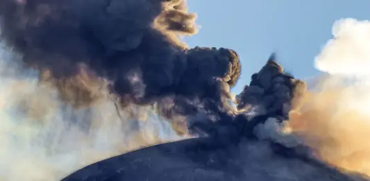 Etna in eruzione, ripristinate attività di volo all’aeroporto di Catania