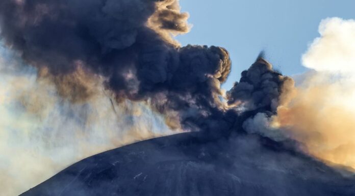 Prosegue eruzione Etna con cenere vulcanica, sospesi i voli in arrivo a Catania