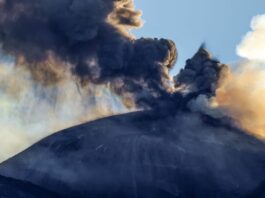 Prosegue eruzione Etna con cenere vulcanica, ripristinate le operazioni di volo a Catania